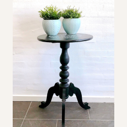 Rundt bord med tre ben