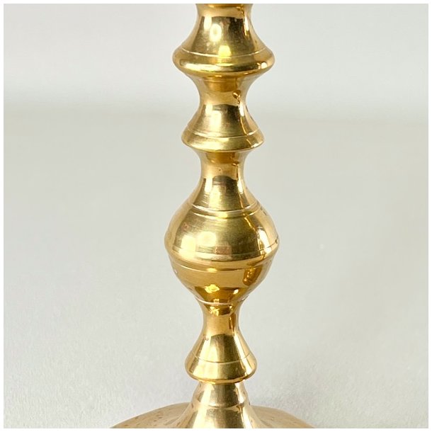 Messing lysestagepar - ottekantet fod, patineret