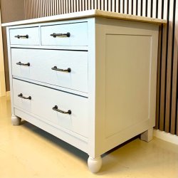 Kommode med marmortop