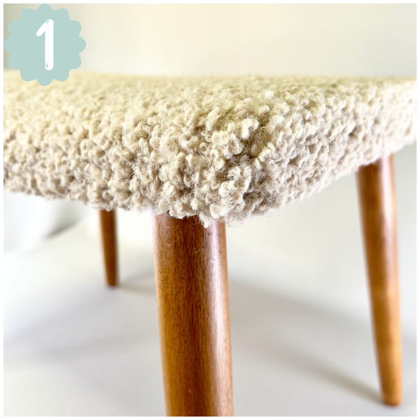 Skammel med 4 teak ben + teddy stof