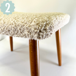 Skammel med 4 teak ben + teddy stof