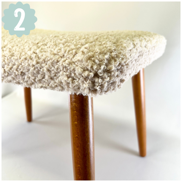 Skammel med 4 teak ben + teddy stof