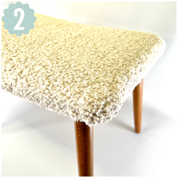 Skammel med 4 teak ben + teddy stof