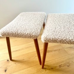 Skammel med 4 teak ben + teddy stof