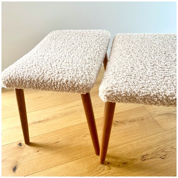 Skammel med 4 teak ben + teddy stof