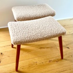 Skammel med 4 teak ben + teddy stof