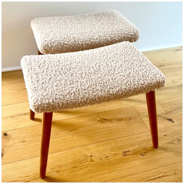 Skammel med 4 teak ben + teddy stof