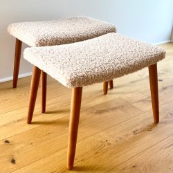 Skammel med 4 teak ben + teddy stof