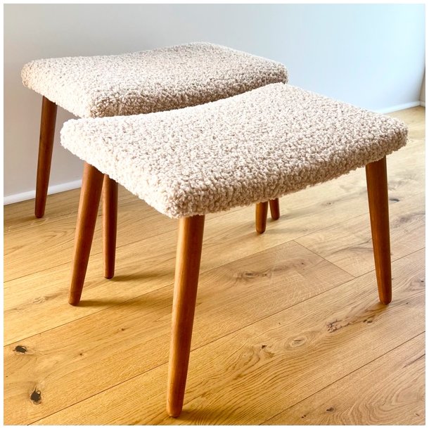 Skammel med 4 teak ben + teddy stof