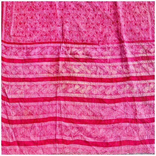 Sari Kantha vintage tppe - lyserd/rosa (140x200)