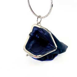 Clutch taske - bl�sort satin m/blomst og armb�nd 