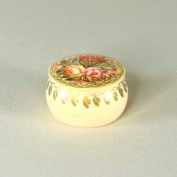 Sm sker i lakeret tr