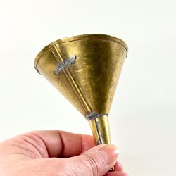 Lille tragt i messing 