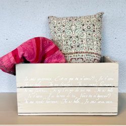 Gl. sodavandskasse - sand m/fransk tekst