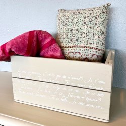 Gl. sodavandskasse - sand m/fransk tekst