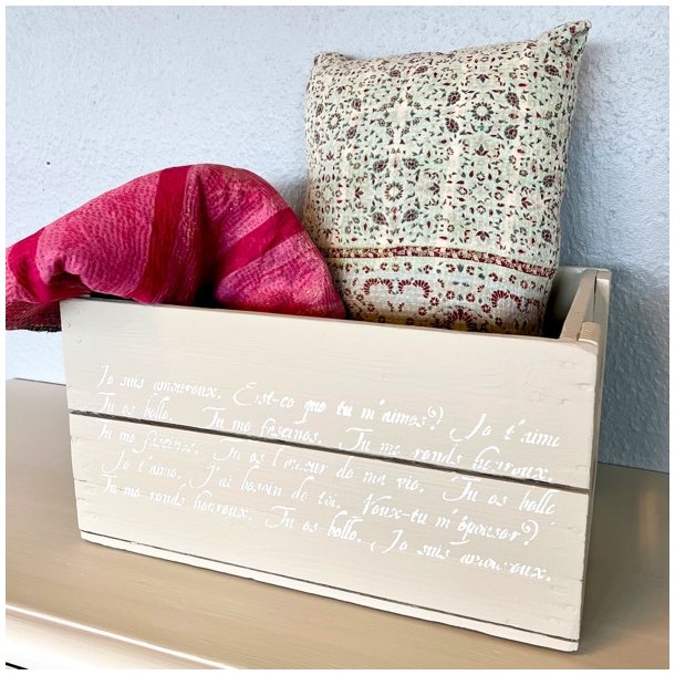 Gl. sodavandskasse - sand m/fransk tekst