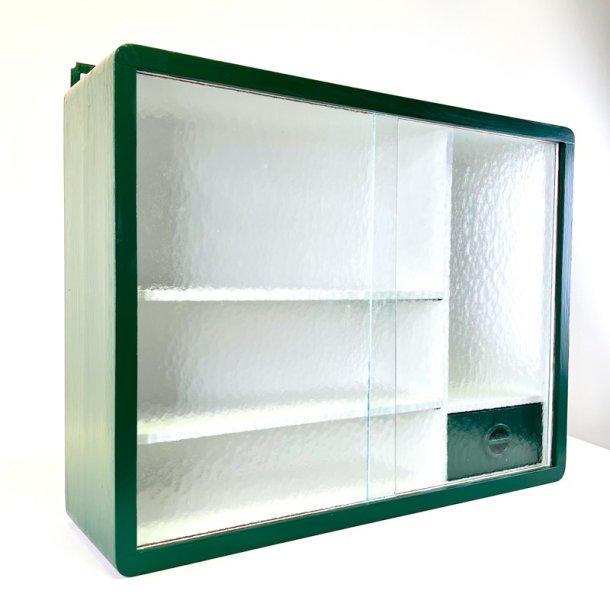 Lille retro skab med skydel�ger i glas 