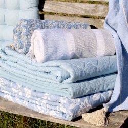Aix Quilt m/blomstermnster, sky blue (130x180)