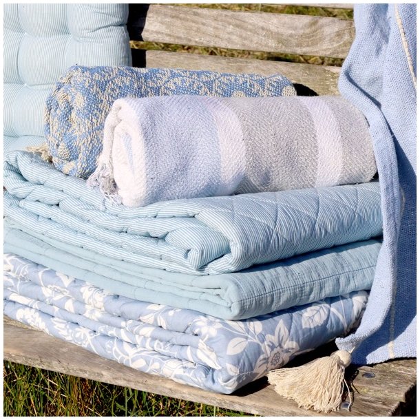 Aix Quilt m/blomstermnster, sky blue (130x180)