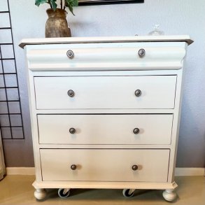 Gl. kommode - sandfarvet, 4 skuffer 