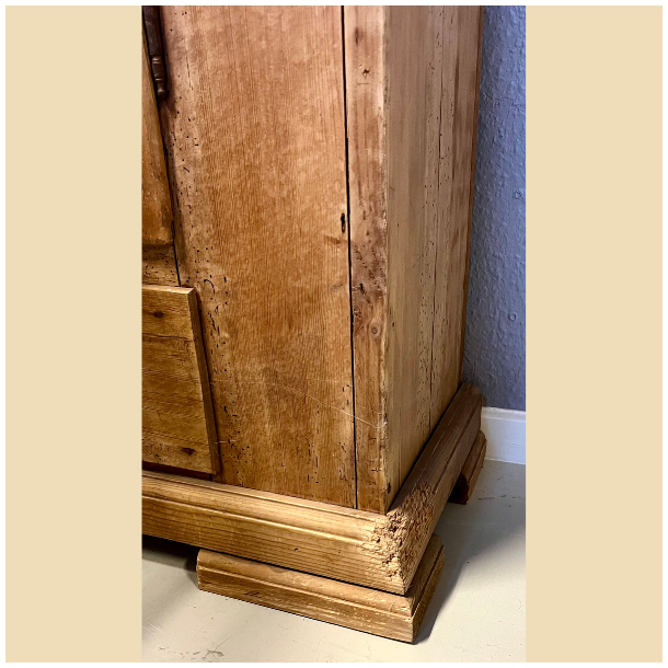 Gammelt afsyret skab SOLGT