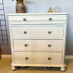 Gl. kommode - sandfarvet, 4 skuffer 