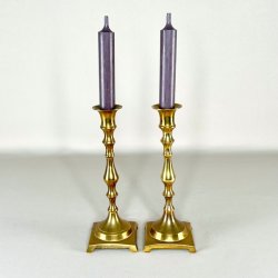 Messing lysestagepar - firkantet fod, patineret