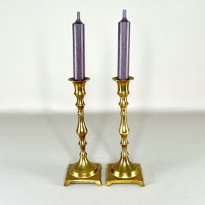 Messing lysestagepar - firkantet fod, patineret