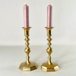 Messing lysestagepar - ottekantet fod, patineret