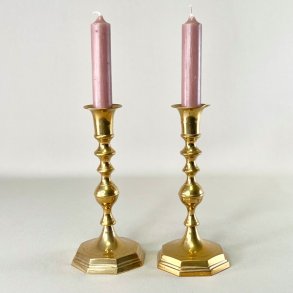 Messing lysestagepar - ottekantet fod, patineret