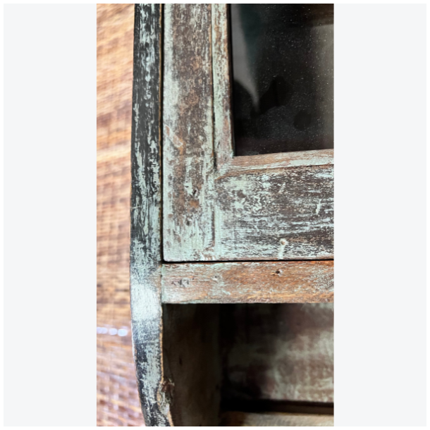 Smalt vitrineskab - grn/brun 