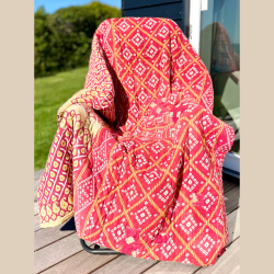 Vintage sari quilt (140x200) - rd/orange/gylden og en lille fisk