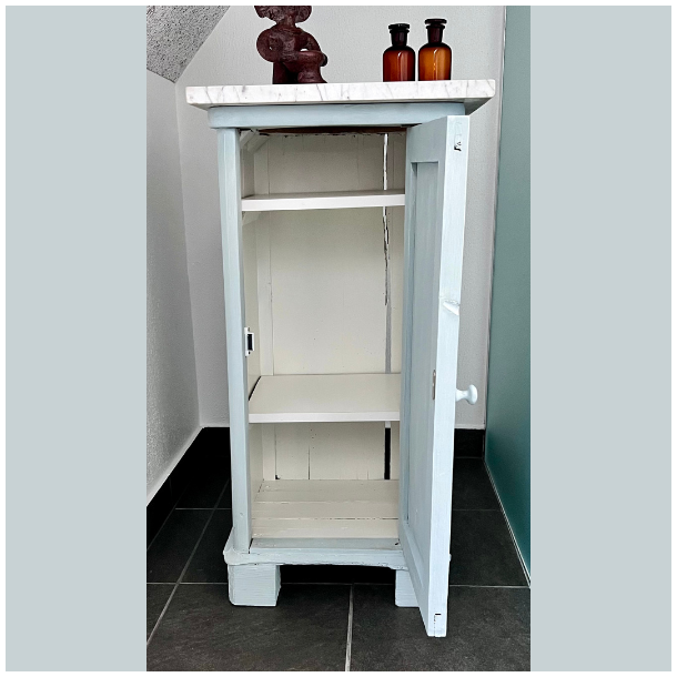 Smal servante med marmortop - SOLGT