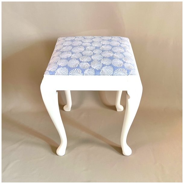 Skammel med muslingestof - SOLGT