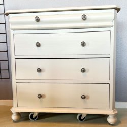 Gl. kommode - sandfarvet, 4 skuffer 