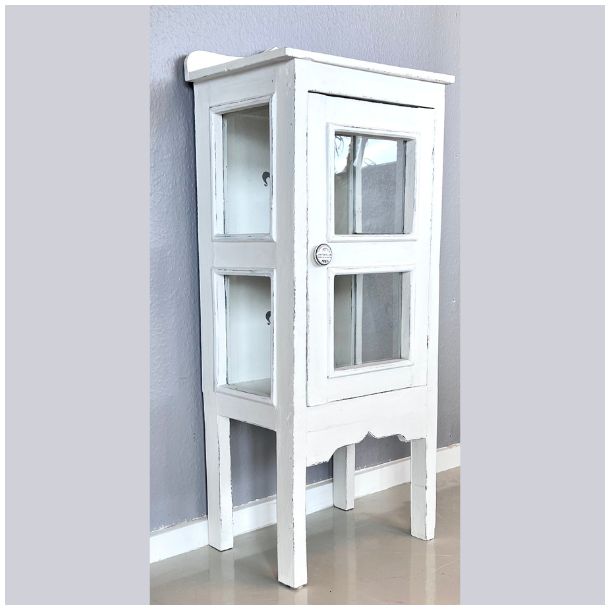 Lille vitrineskab p ben - SOLGT