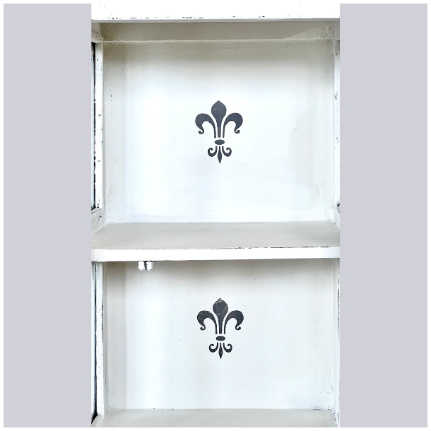 Lille vitrineskab p ben - SOLGT