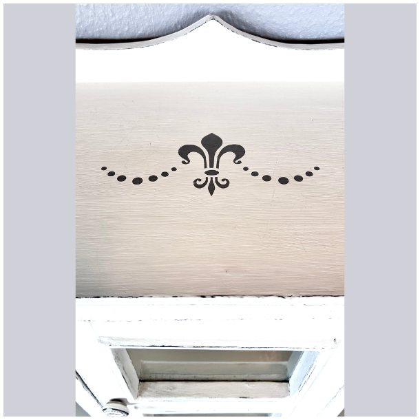 Lille vitrineskab p ben - SOLGT