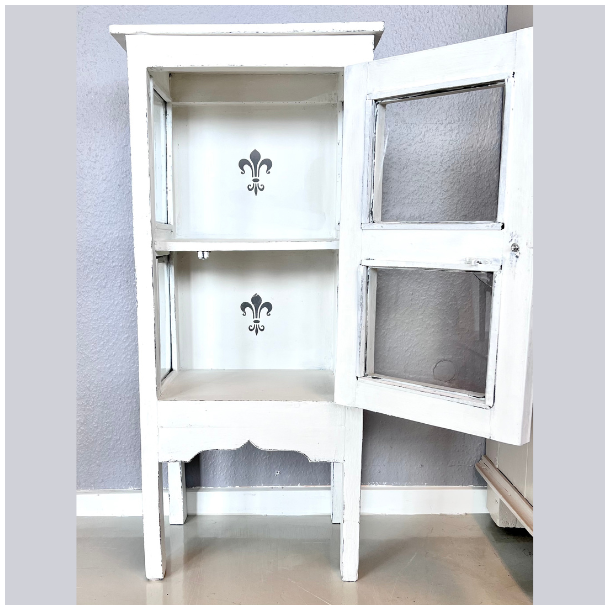 Lille vitrineskab p ben - SOLGT